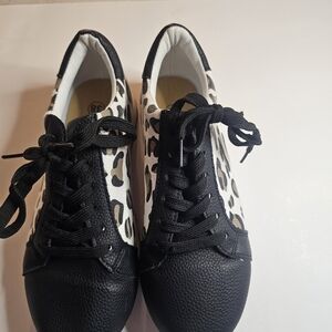 WOMENS LEOPARD PRINT TENNIS SHOES SIZE 7.5